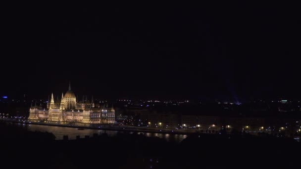 Magnífica vista aérea del Parlamento húngaro por la noche. Monumento neogótico en la ciudad de Budapest — Vídeo de stock