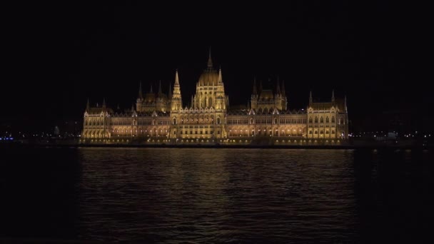 Известное здание венгерского парламента. Неоготическая достопримечательность в Будапеште ночью. Великолепный вид с воздуха — стоковое видео