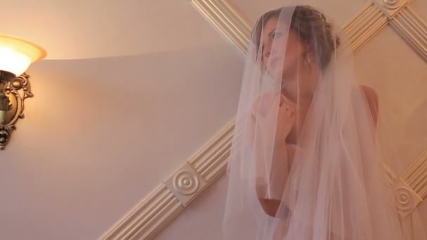 Hermosa novia se relaja y divertirse en el vestidor antes de la boda — Vídeos de Stock