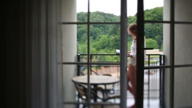 Balkon onun kitap okuma sabah hafif beyaz bluz rahat kadın
