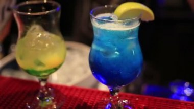 Barmen gece kulübü iki renkli egzotik kokteyller hazırlanıyor