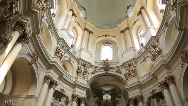 Poznan, Polen - September 25 2015: Kyrkan av St Francis Seraphic i Poznan, Polen brukar kallas Bernardine kyrkan - barock kyrka och intilliggande kloster ligger på gatan Garbary 22. — Stockvideo