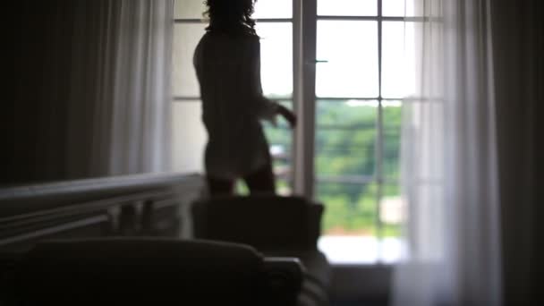 Sabahları rahat kadın Hadi balkon açık hava onu kitap okumak için — Stok video