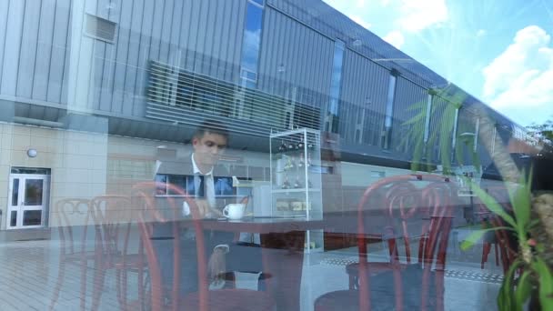 İş adamı ald waks dışarı parlak kafede kahve içme bir çağrı alma — Stok video