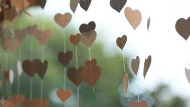 Hafif meltem tarafından üfleme altın kağıt Kalpler