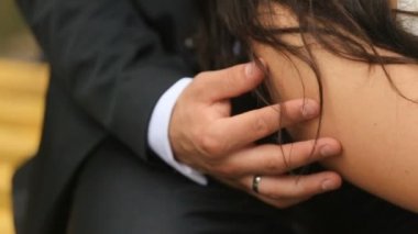 Damatlar el büyüleyici gelinler elini hafifçe dokunur. Yeni evliler vurdu