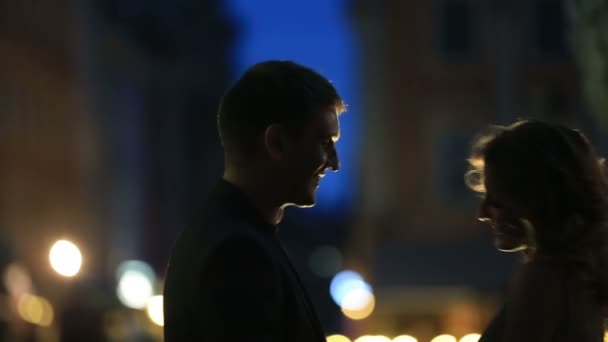 Couple amoureux parlant sur la pluie dans la rue du soir de la ville européenne — Video