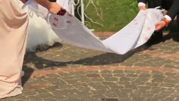 Cerimônia de casamento. Recém-casados está no tradicional rushnyk — Vídeo de Stock
