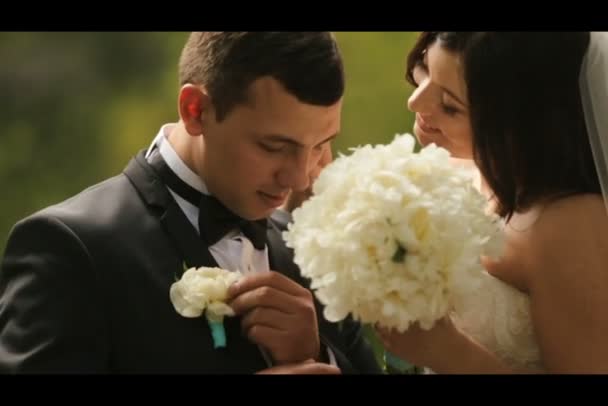 Feliz noiva recém-casada e noivo posando juntos e se divertindo. Tiro exterior — Vídeo de Stock