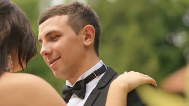 Joyeux mariés mariés mariés dansant lentement dans le parc vert d'été — Video