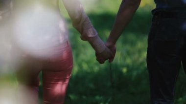 Romantik Çift kiraz çiçek açması içinde orchard ile lots-in beyaz çiçekler. Genç ve güzel kız tutan geziniyor eller birlikte