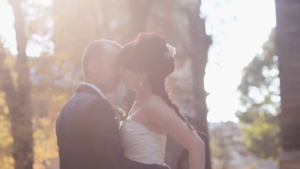 Jovem casal recém-casado beijando na rua de outono em Praga cidade velha — Vídeo de Stock