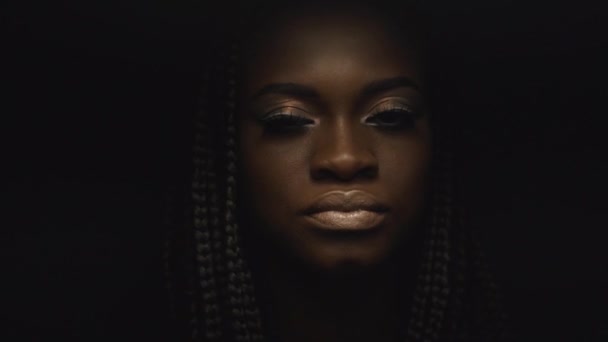 Surrealistiska närbild porträtt av unga afrikanska amerikanska kvinnliga modell med guld glänsande makeup. Ansikte konst. Fashion-konceptet — Stockvideo