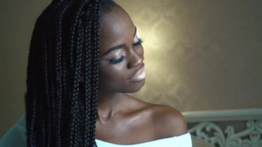 Güzel Afrikalı kadın modeli yakın çekim portre üzerinde lüks otel daireler arka plan