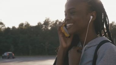 Kulaklık telefon açık konuşurken mutlu bir çok Afrikalı-Amerikalı kadın portresi