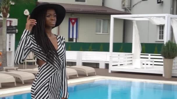 Sexig elegant amerikansk kvinnlig modell i cocktail klänning på pool party — Stockvideo