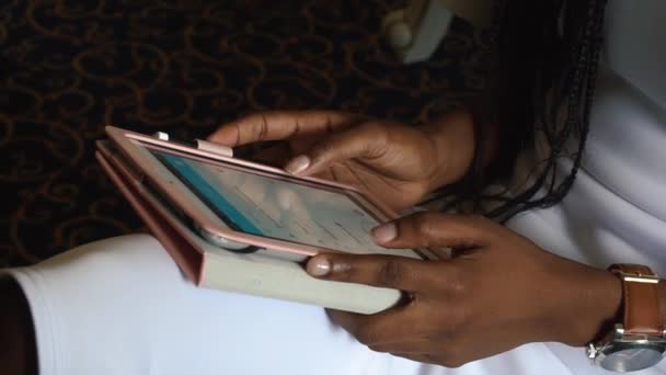 Gros plan sur les mains d'une femme afro-américaine utilisant sa tablette — Video