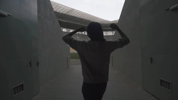 상자 스타일에서을 제기 손으로 경기장에 섹시 한 아프리카 여자의 실루엣. 승리 개념 — 비디오