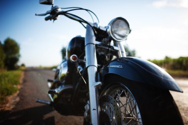 Yolda eski moda retro motosiklet