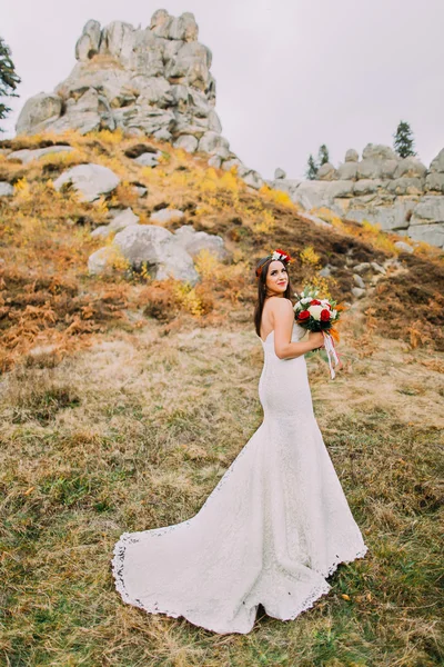 Moda romantica bella sposa in abito da sposa di lusso. Ragazza sorridente al paesaggio estivo — Foto Stock