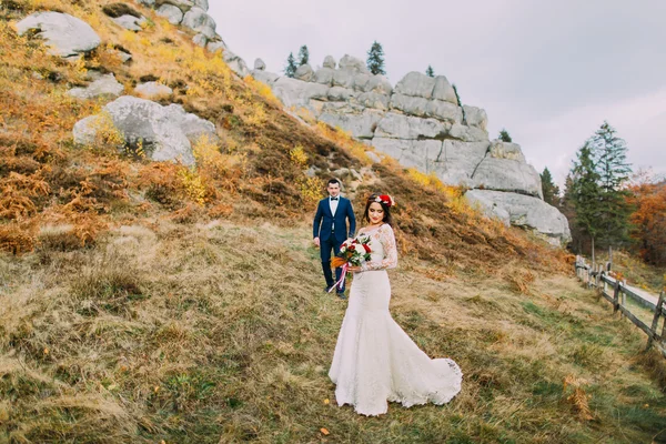 Piękna para ślubna na idyllicznym krajobrazie duszpasterskim jako backround — Zdjęcie stockowe