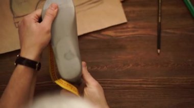 Ayakkabı Moda Tasarımcısı üzerinde ayak manken stüdyosunda ölçümleri alarak