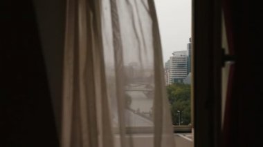 Güzel Paris peyzaj açık penceresinden. Yağmurlu bir gün