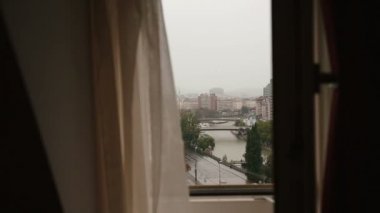 Güzel kentsel Paris cityscape açık penceresinden. Yağmurlu bir gün