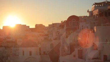 Yaz Yunanistan Santorini adasında Kiklad Adaları. Denizin üzerinde dünyanın en ünlü günbatımı.