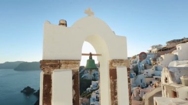 Deniz sakin, beyaz kilise arch, çapraz, çan Santorini Island, Yunanistan.