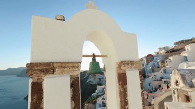 Ünlü turistik cazibe biri olan Santorini üzerinde kilise çanları. Gökyüzüne karşı dini yapı.