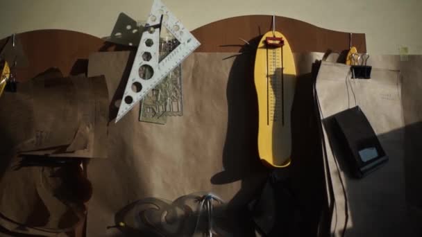 Aparelhos e instrumentos de desenho de estilista na parede do escritório — Vídeo de Stock