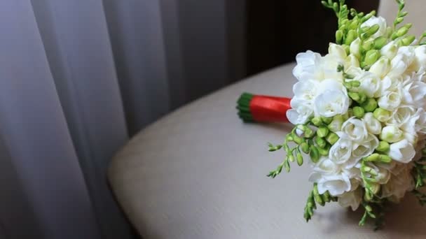 Bouquet da sposa bianco sul sedile posteriore in auto — Video Stock