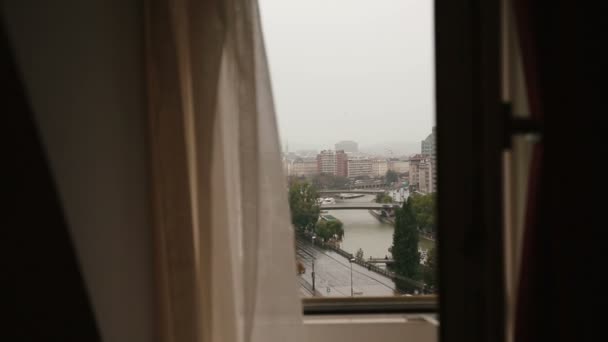 Wunderschönes urbanes Pariser Stadtbild aus dem offenen Fenster. Regentag — Stockvideo