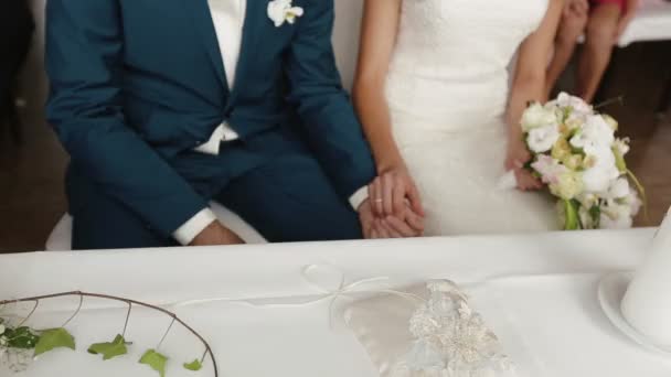 Unga gifta par håller hand, ceremoni bröllopsdag — Stockvideo