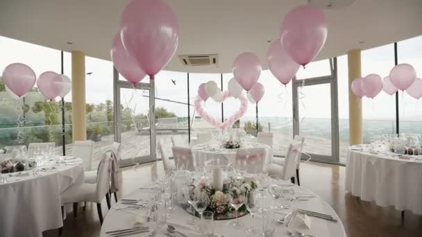 Salón de bodas de lujo decorado con globos rosas y flores — Vídeos de Stock