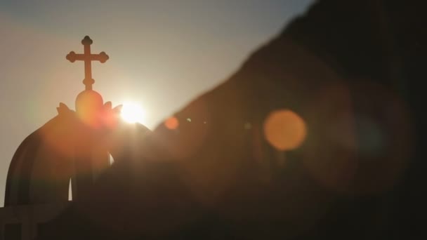 Cúpula da igreja com cruz no pôr do sol. Símbolo do cristianismo . — Vídeo de Stock