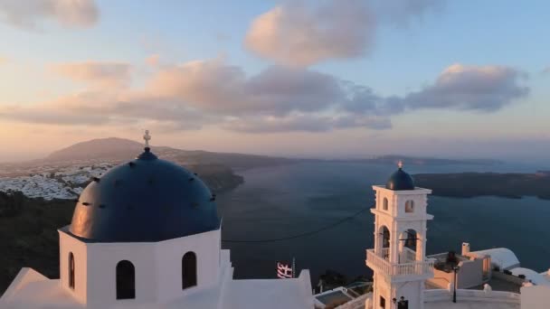 Igreja Santorini com cúpula azul pelo mar Egeu. sinos da igreja na ilha de Santorini, que é uma das atracções turísticas famosas. Desfasamento temporal — Vídeo de Stock