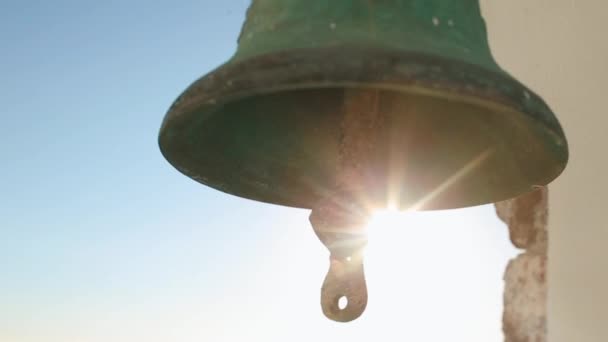 Antiguo campanas de la iglesia verde en la isla de Santorini de cerca. Día soleado de verano — Vídeo de stock