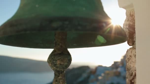 老古的绿色教堂的钟声在圣托里尼岛上关闭。阳光灿烂的夏天的一天 — 图库视频影像