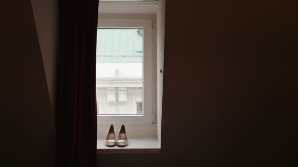 Elegante par de tacones de novia con estilo blanco en el alféizar de la ventana. Preparaciones para bodas — Vídeos de Stock