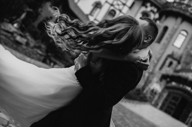 Siyah ve beyaz fotoğraf dışarıda dans güzel evli çift