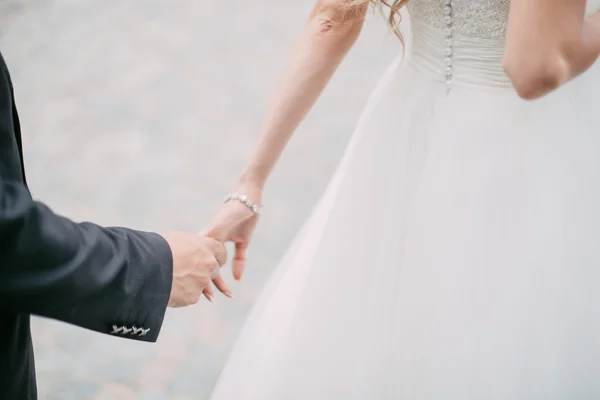 Nahaufnahme Händchen haltend von schönen Eheleuten — Stockfoto