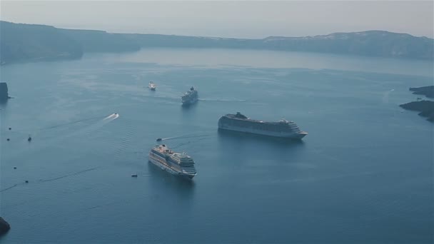Krásné moře krajina, loď plující na vzdálenosti na pozadí velké majestátní hory — Stock video