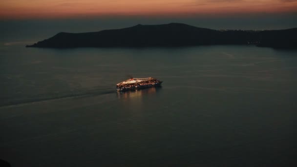 Bela paisagem do mar, navio cheio de luz navegando através do crepúsculo na distância em grande majestoso fundo montanhas — Vídeo de Stock