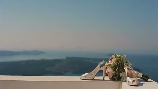 Stylowy ślub białe buty i bukiet róż na zewnątrz z miastem w tle — Wideo stockowe