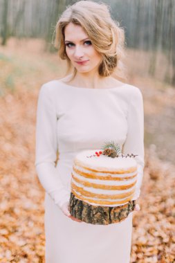 Çekici sarışın gelin düğün pastası sonbahar ormandaki ile