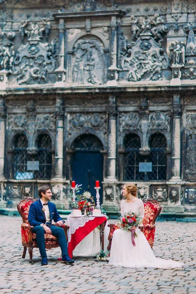 Casal feliz no jantar romântico. Incrível antiga arquitetura Lviv em segundo plano — Fotografia de Stock