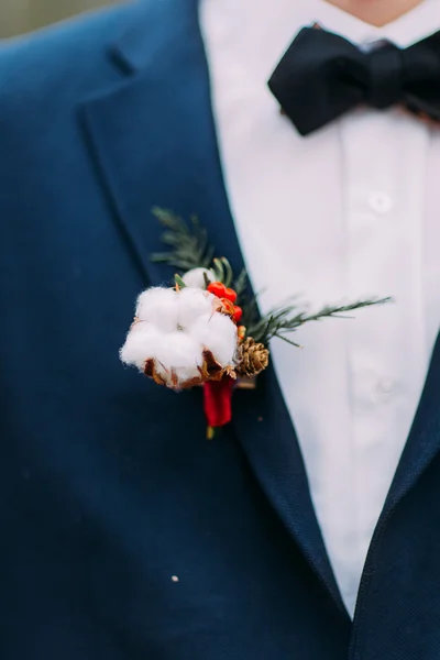 Vőlegények kreatív boutonniere a ruha közelről — Stock Fotó