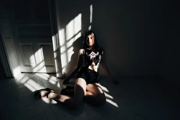 Sexy mannequin brune de mode lors d'une séance photo posant en studio — Photo